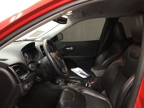 Used 2019 Jeep Cherokee Trailhawk w/ Comfort/Convenience Group AWD/4WD image 5