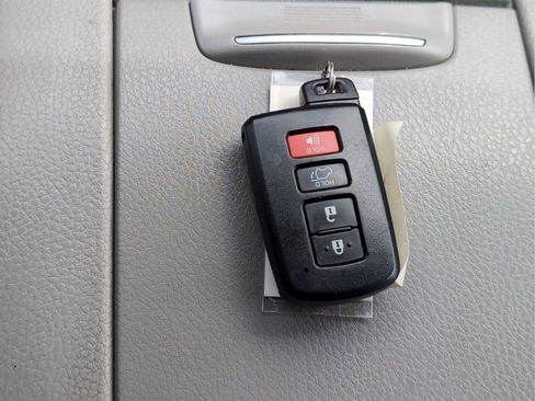 Used 2019 Toyota Highlander XLE image 19