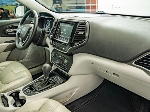 Used 2019 Jeep Cherokee Limited FWD image 36