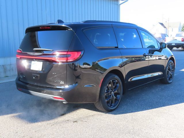 Used 2026 Chrysler Pacifica Limited w/ S Appearance Package AWD/4WD image 4