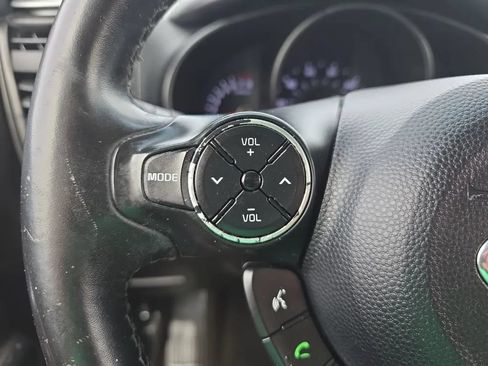 Used 2015 Kia Soul ! FWD image 18