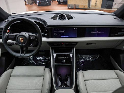 Certified 2025 Porsche Macan Electric image 16