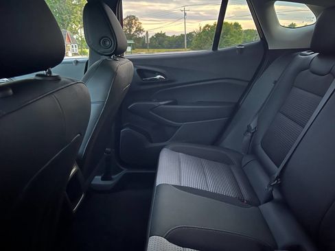 Used 2024 Chevrolet Trax LT w/ Sunroof Package image 12