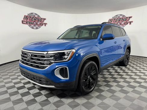 Used 2025 Volkswagen Atlas SE w/ Panoramic Sunroof Package image 3