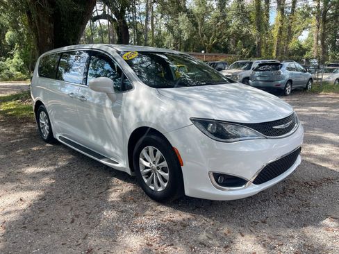 Used 2018 Chrysler Pacifica Touring Plus image 3