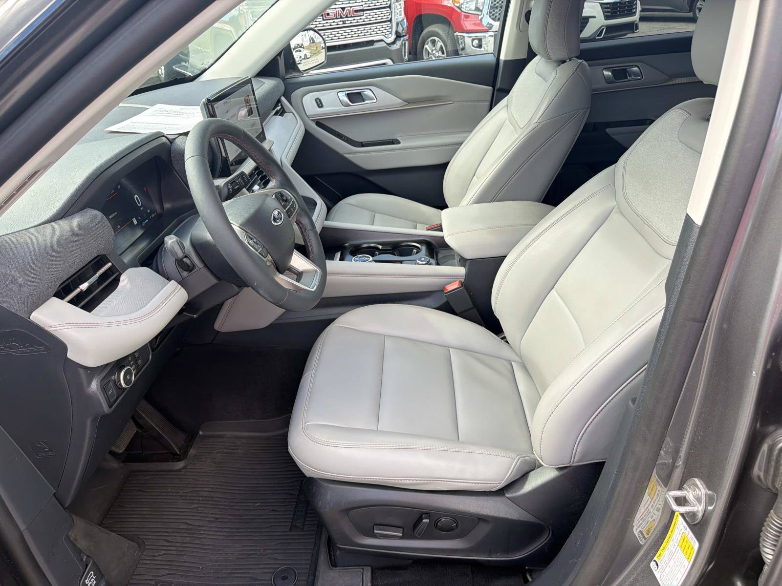 Used 2025 Ford Explorer Active w/ Active Comfort Package RWD image 2