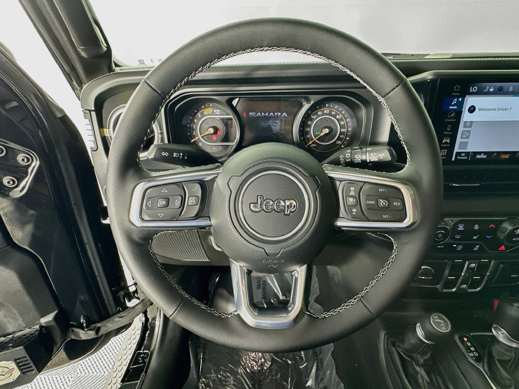 Used 2025 Jeep Wrangler Unlimited Sahara AWD/4WD image 11