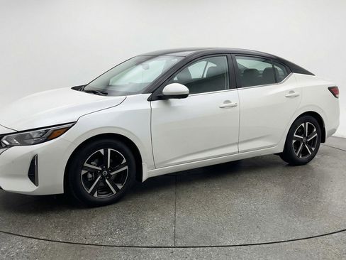 Used 2025 Nissan Sentra SV image 3