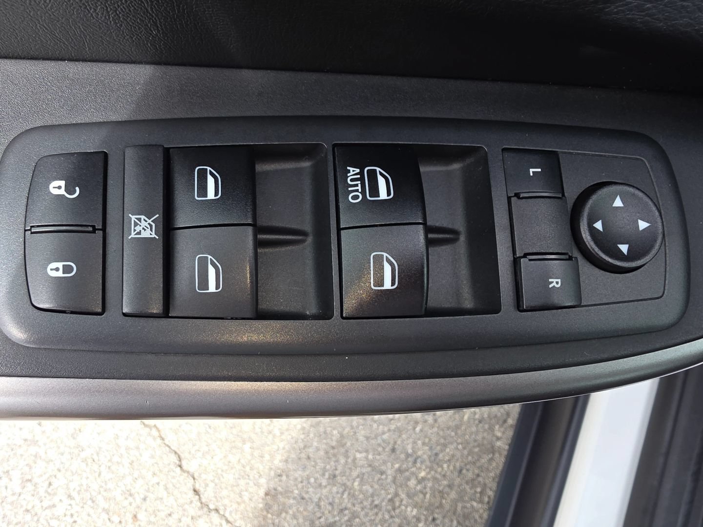 Used 2019 Jeep Cherokee Latitude w/ Popular Appearance Group FWD image 20