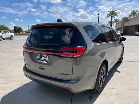 Used 2023 Chrysler Pacifica Limited w/ S Appearance Package FWD image 6