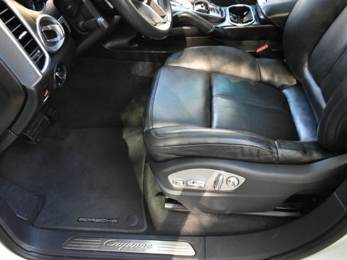 Used 2018 Porsche Cayenne Platinum Edition image 27