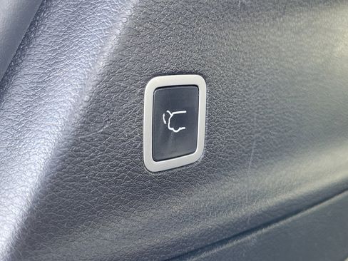 Used 2018 Chrysler Pacifica Touring-L Plus image 9