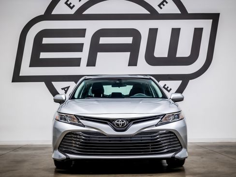 Used 2018 Toyota Camry LE image 3