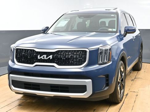 Used 2025 Kia Telluride EX w/ EX Captain's Chair Package FWD image 6