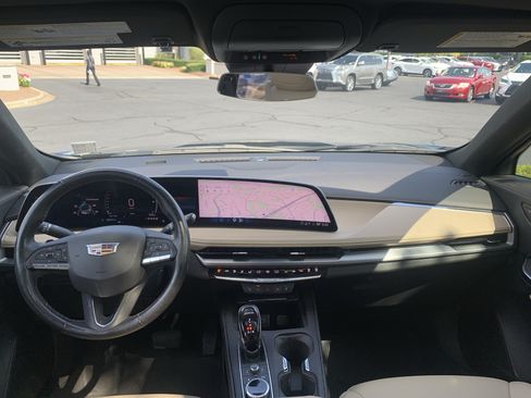 Used 2024 Cadillac XT4 Luxury w/ Cold Weather Package FWD image 8