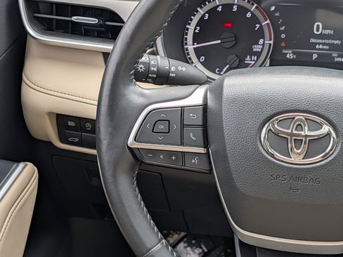 Used 2023 Toyota Highlander XLE AWD/4WD image 21