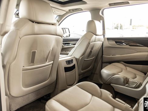Used 2018 Cadillac Escalade ESV Luxury image 33