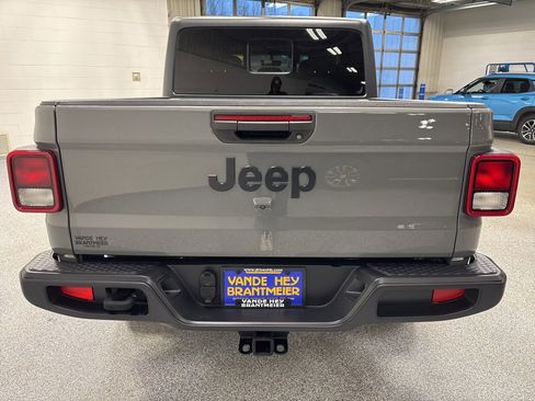 Used 2022 Jeep Gladiator Sport image 6