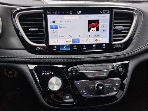 Used 2026 Chrysler Pacifica Select image 23