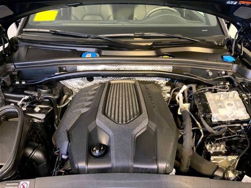 Certified 2025 Porsche Macan image 32