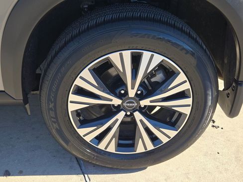 Used 2023 Nissan Rogue SV image 32