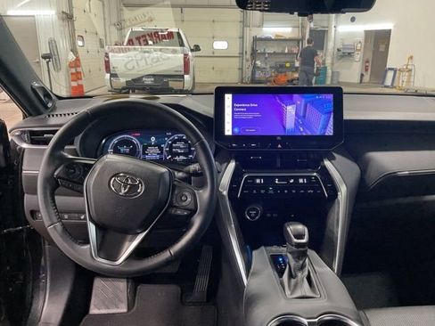 Used 2023 Toyota Venza Limited image 12