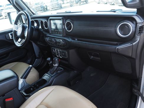 Used 2018 Jeep Wrangler Unlimited Sahara image 22