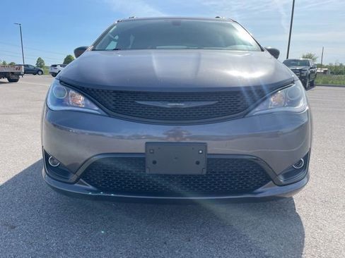 Used 2018 Chrysler Pacifica Touring-L w/ S Appearance Package FWD image 9