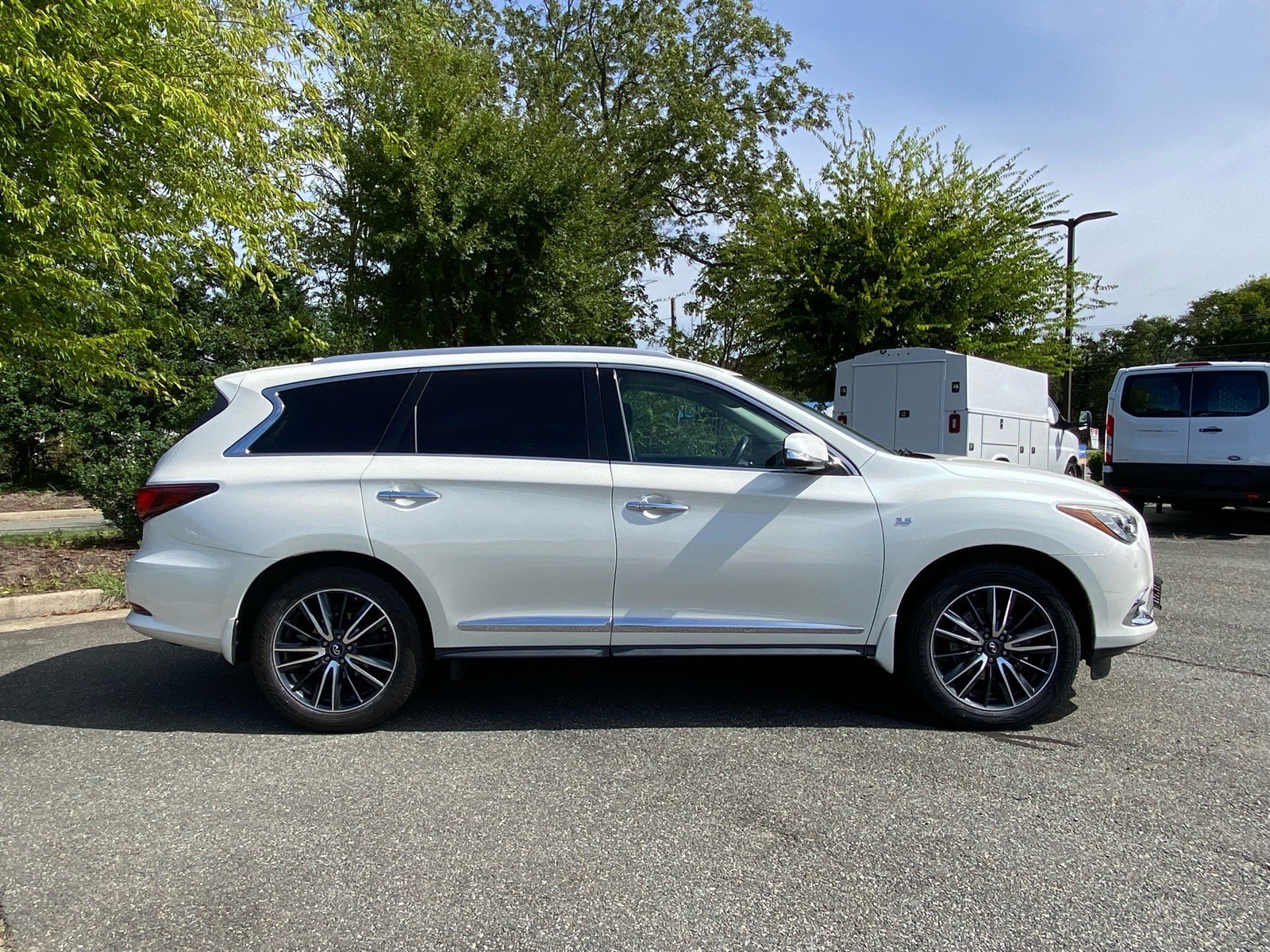 Used 2018 INFINITI QX60 FWD w/ Premium Plus Package image 3