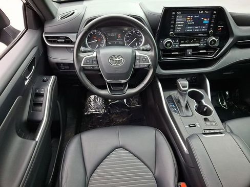 Used 2022 Toyota Highlander XSE FWD image 13