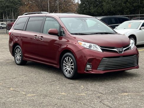 Used 2018 Toyota Sienna XLE image 7