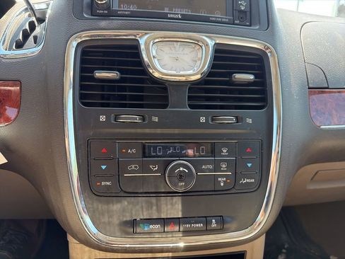 Used 2016 Chrysler Town & Country Touring FWD image 23