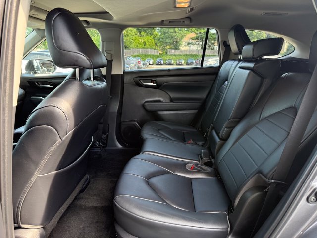 Used 2023 Toyota Highlander XLE AWD/4WD image 26