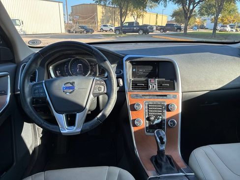 Used 2017 Volvo XC60 T5 Inscription w/ Preferred Option Package FWD image 13