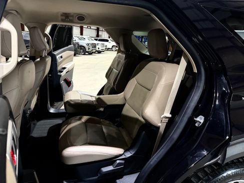 Used 2021 Ford Explorer Limited w/ Equipment Group 301A RWD image 18