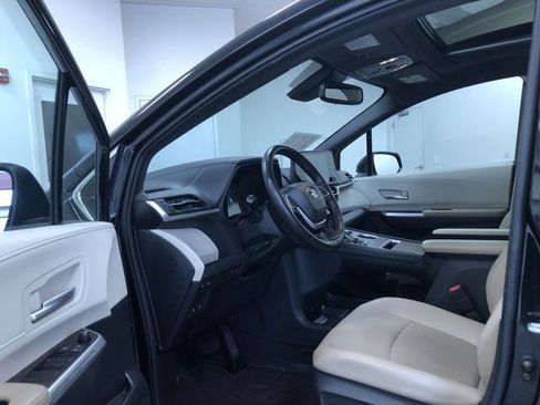 Used 2023 Toyota Sienna XLE image 10