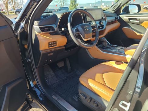 Used 2024 Toyota Highlander Platinum image 10