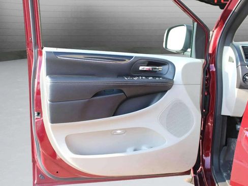 Used 2019 Dodge Grand Caravan SXT image 29