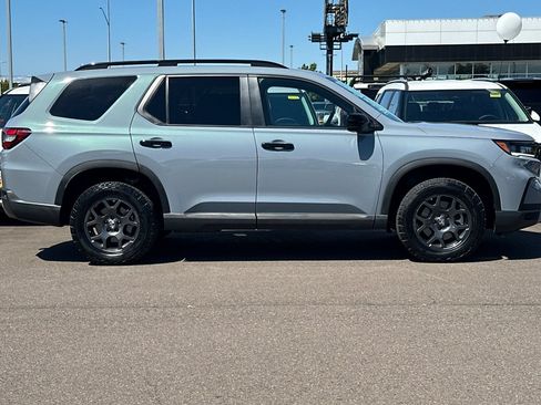 Used 2024 Honda Pilot TrailSport image 3