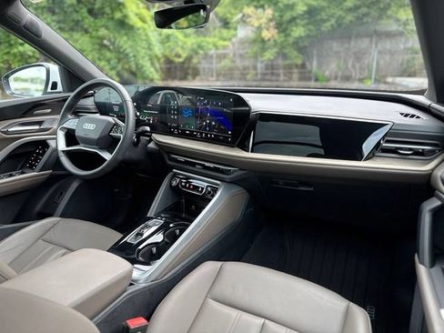 Certified 2025 Audi Q5 Premium Plus w/ Premium Plus AWD/4WD image 17