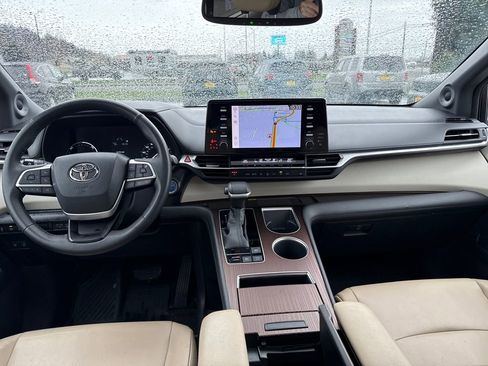 Used 2022 Toyota Sienna XLE image 13