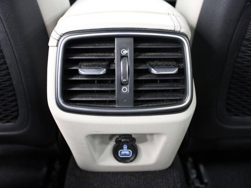 Used 2023 Genesis G70 2.0T image 36