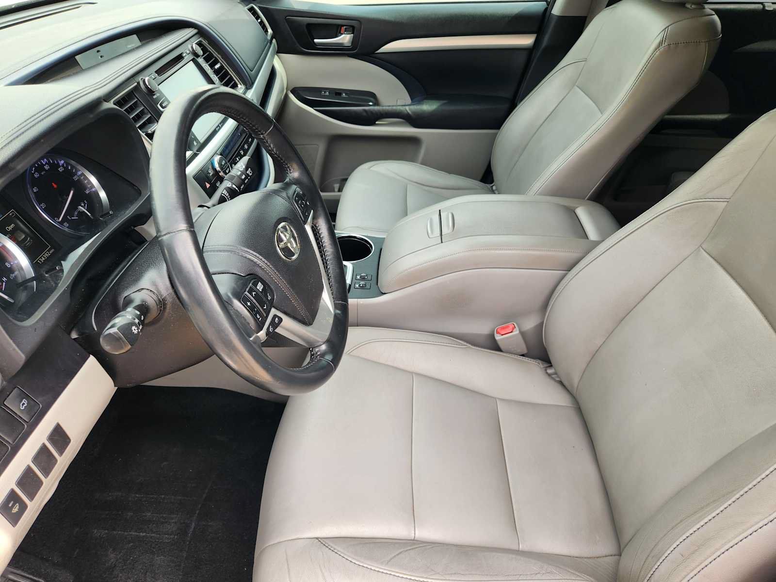 Used 2014 Toyota Highlander XLE FWD image 12