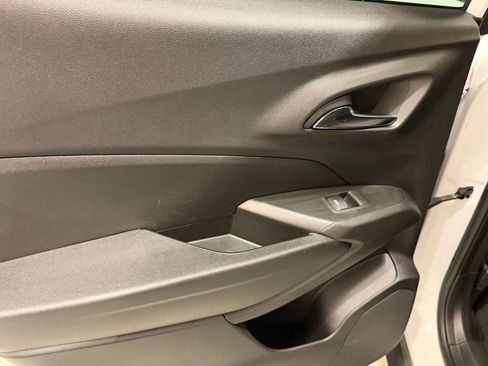 Used 2025 Chevrolet Trax LT w/ LT Convenience Package image 27