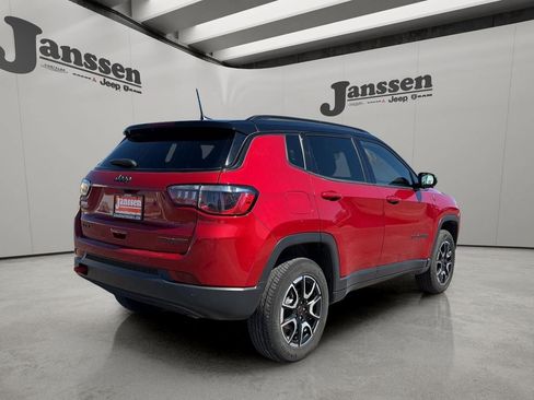 Used 2025 Jeep Compass Trailhawk AWD/4WD image 4