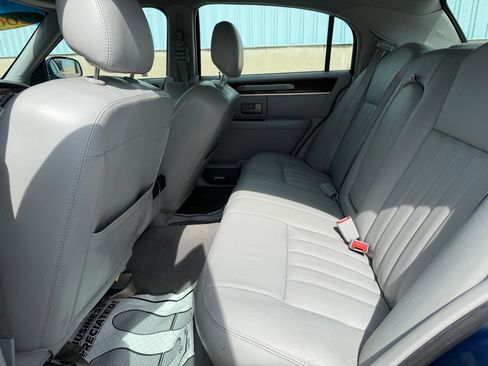 Used 2007 Lincoln Town Car Signature RWD image 25