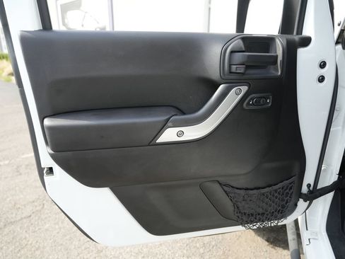 Used 2015 Jeep Wrangler Unlimited Rubicon w/ Connectivity Group AWD/4WD image 18