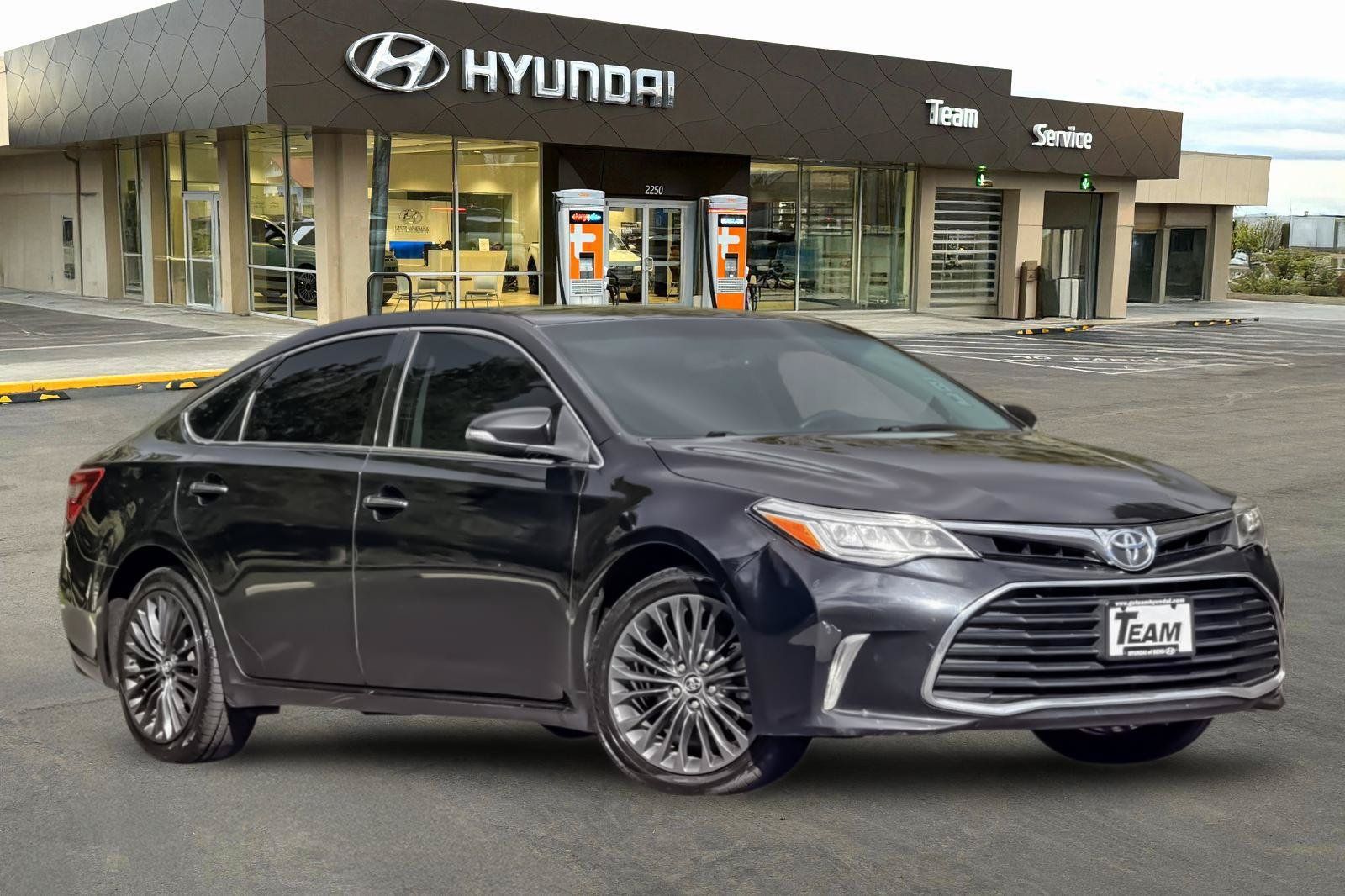Used 2016 Toyota Avalon Touring FWD image 2