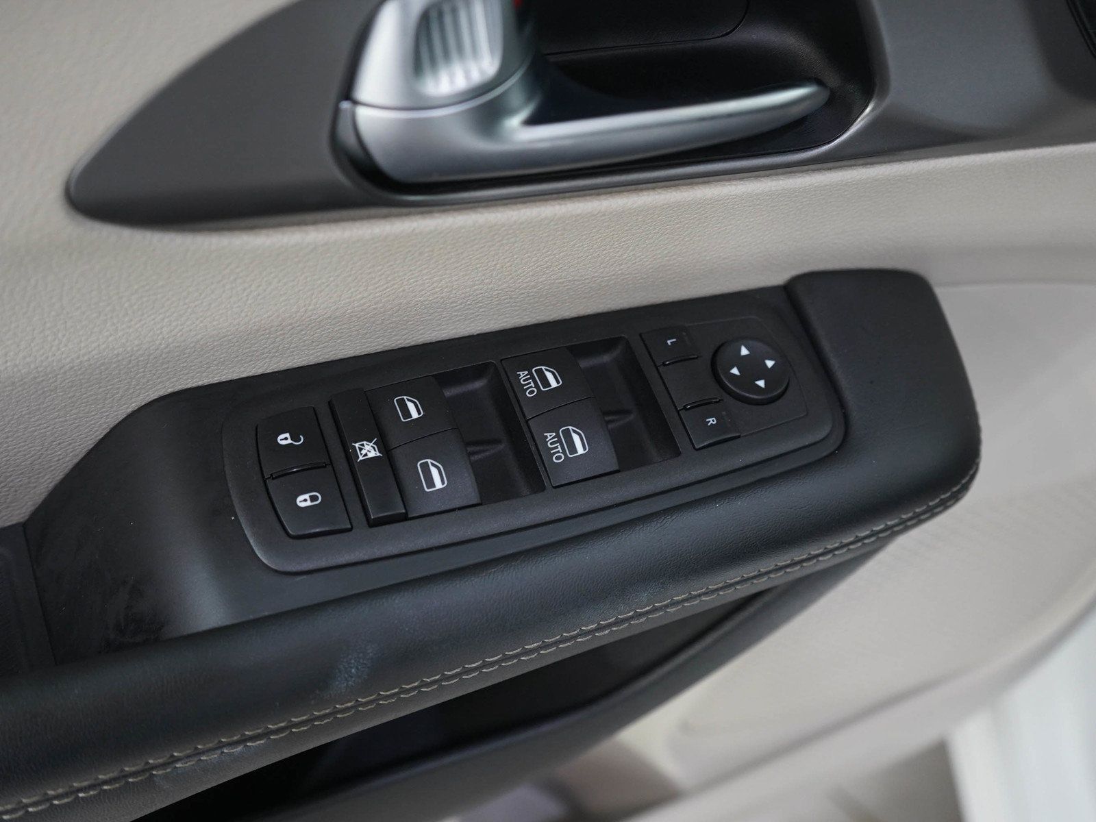 Used 2023 Chrysler Pacifica Touring-L FWD image 23