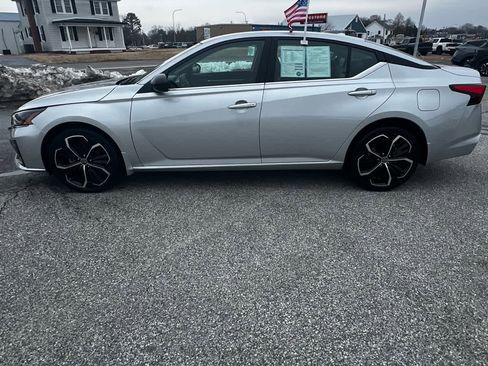 Used 2024 Nissan Altima 2.5 SR image 2